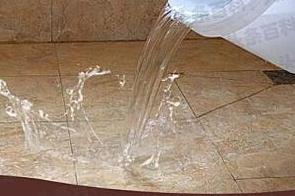富锦漏水维修 免砸砖防水材料该如何施工